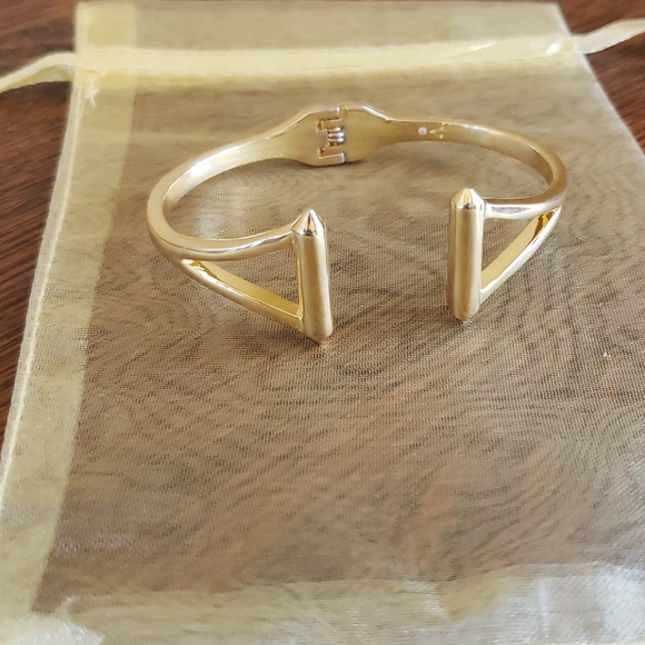 Vince Camuto Jewelry - ♦️Vince Camuto Gold Colored Hinged Bracelet